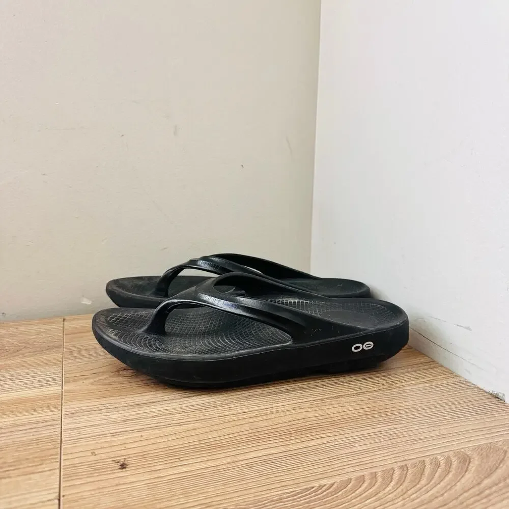 OOFOS OOlala black recovery flip-flop sandals Women’s Size 8